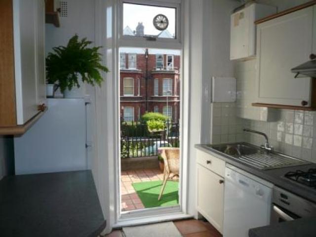 			3 Bedroom, 1 bath, 1 reception Flat			 Compayne Gardens, WEST HAMPSTEAD